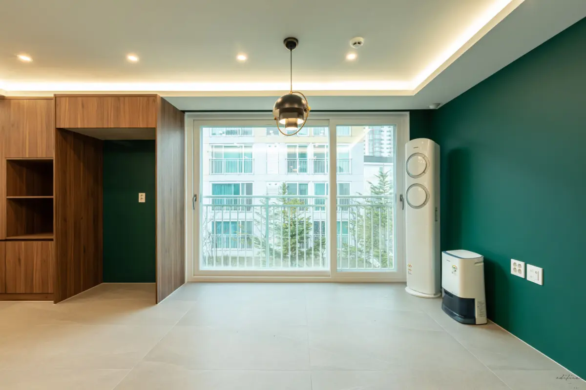 딥그린과 우드톤이 어우러진 모던 거실